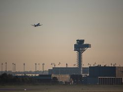 ein flugzeug startet vom flughafen berlin brandenburg ber am morgen des 19 august 2025
