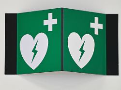 ein hinweisschild auf einen defibrillator haengt an einer wand gut ein drittel aller todesfaelle bei frauen waren im jahr 2024 auf erkrankungen des herz kreislaufsystems zurueckzufuehren