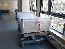 ein krankenbett steht auf einer station des campus virchow klinikums bereit