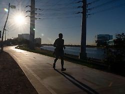 ein laeufer geniesst die kuehleren morgentemperaturen bei sonnenaufgang am tempe town lake