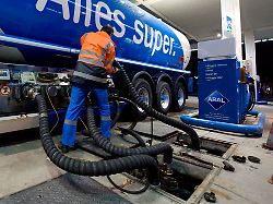 ein mann befuellt mit einem tanklastwagen am dienstag 02 11 2010 die zapfsaeulen an einer aral tankstelle in dresden