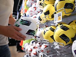 ein mann betrachtet in einer filiale von decathlon ein sportartikelhaendler und hersteller von sportartikeln baelle gestellte szene