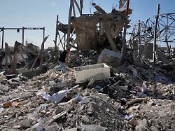 ein mann geht auf den truemmern einer polizeieinrichtung die waehrend der amerikanisch israelischen militaeraktion in teheran getroffen wurde