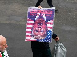 ein mann haelt ein bild von us praesident trump nach dem freitagsgebet in der grossen imam khomeini moschee in der iranischen hauptstadt