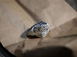 ein meteorit ist im koblenzer stadtteil huels in ein hausdach eingeschlagen