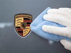 ein mitarbeiter der porsche ag naeht in der sattlerei im stammwerk in zuffenhausen ein werkstueck