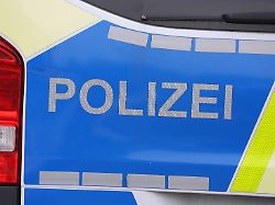 ein polizeiauto steht in der hamburger innenstadt