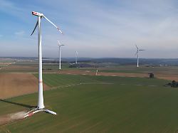 ein rotorblatt ist im buergerwindpark berching zu boden gestuerzt aufnahme mit einer drohne