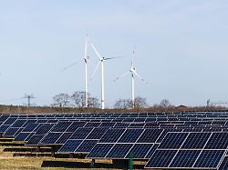 ein solarpark in brandenburg im hintergrund sind windkraftanlage eines windpark zu sehen