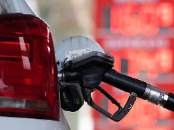 ein tankstutzen an einer tankstelle in der tankoeffnung eines fahrzeugs 1