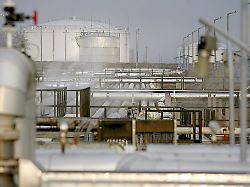 ein teil der empfangsstation der druschba oelpipeline freundschaft in der groessten oelraffinerie des landes in szazhalombatta 29 km suedlich von budapest ungarn 1