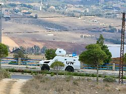 ein unifil fahrzeug faehrt waehrend einer patrouille auf einer strasse entlang die un beobachtermission unifil ueberwacht seit 1978 das grenzgebiet zwischen israel und dem libanon