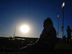 ein zuschauer beobachtet die spieler beim aufwaermen waehrend die temperaturen vor dem fruehjahrstrainingsspiel zwischen den los angeles dodgers und den san diego padres auf etwa 40 grad celsius steigen