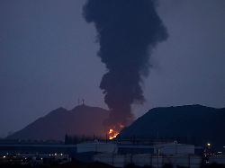 ein grosses feuer und eine rauchwolke sind zu sehen nachdem nach angaben der behoerden truemmer einer abgefangenen iranischen drohne die oelanlage in fudschaira getroffen haben