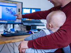 ein junger vater arbeitet im home office mit seinem sechs monate alten sohn im arbeitszimmer am 18 05 2023 feiern auch junge maenner den vatertag