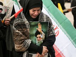 ein pro iranischer hisbollah anhaenger der ein bild des iranischen obersten fuehrers ajatollah ali chamenei in der hand haelt weint waehrend einer kundgebung