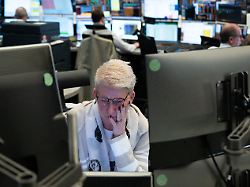 eine aktienhaendlerin auf dem boersenparkett in frankfurt nach dem angriff auf den iran reagiert die boerse in frankfurt am morgen