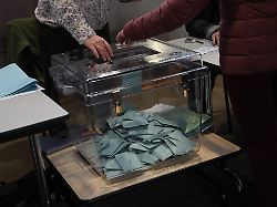 eine frau gibt waehrend der zweiten runde der franzoesischen kommunalwahlen in paris ihre stimme ab