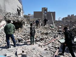 eine gruppe von maennern inspiziert die ruinen einer polizeistation die am montag im rahmen der amerikanisch israelischen militaeraktion getroffen wurde