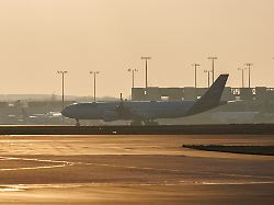 eine lufthansa maschine aus maskat landet am frankfurter flughafen der erste evakuierungsflug im auftrag der bundesregierung ist am fruehen donnerstagmorgen am frankfurter flughafen gelandet