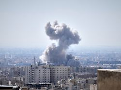 eine rauchwolke steigt nach einer explosion auf die laender usa und israel haben den iran angegriffen 1