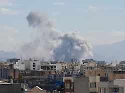 eine rauchwolke steigt nach einer explosion auf