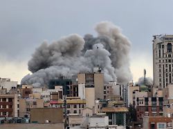 eine rauchwolke steigt nach einer explosion in teheran auf 1