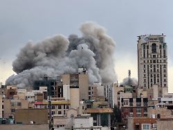 eine rauchwolke steigt nach einer explosion in teheran auf 3