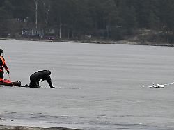 eine nicht identifizierte drohne wurde auf dem meereis bei mellsteninranta in espoo gesichtet es ist noch nicht bekannt ob die gesichtete drohne mit den drohnen im gebiet von kouvola in verbindung steht
