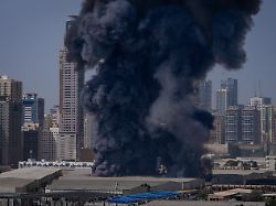 eine schwarze rauchwolke steigt aus einem lagerhaus im industriegebiet von sharjah city in den vereinigten arabischen emiraten auf nachdem ueber iranische angriffe berichtet wurde 1