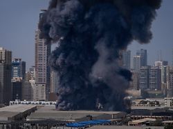 eine schwarze rauchwolke steigt aus einem lagerhaus im industriegebiet von sharjah city in den vereinigten arabischen emiraten auf nachdem ueber iranische angriffe berichtet wurde 2