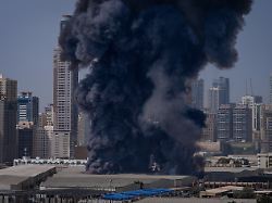 eine schwarze rauchwolke steigt aus einem lagerhaus im industriegebiet von sharjah city in den vereinigten arabischen emiraten auf nachdem ueber iranische angriffe berichtet wurde