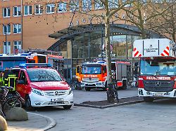 einsatzfahrzeuge der feuerwehr stehen vor dem bremer hauptbahnhof