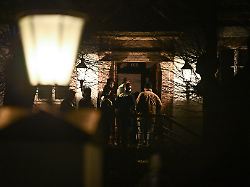 einsatzkraefte der polizei stehen vor einem haus in fretterode im nordthueringischen fretterode soll es nach angaben der polizei eine koerperliche auseinandersetzung mit journalisten gegeben haben