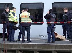 einsatzkraefte stehen neben einem regionalexpress im bahnhof sulzbach bei einer koerperlichen auseinandersetzung wurde ein mensch verletzt die tat ereignete sich in einem regionalexpress