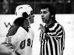eishockey schiedsrichter josef kompalla schickt mike polich vom eis bei den eishockey weltmeisterschaften in duesseldorf aufnahmedatum 01 01 1975 31 12