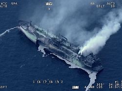 erste bilder aus dem mittelmeer das wrack des explodierten lng tankers arctic metagaz auf halber strecke zwischen malta und libyen aufgenommen aus der luft am nachmittag des 3 maerz 2026