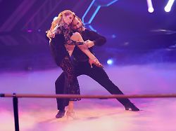 esther schweins schauspielerin und massimo sinato profitaenzer tanzen in der rtl tanzshow let s dance im coloneum