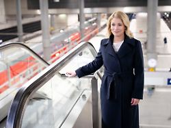 evelyn palla beim pressetermin zur vorstellung des sofortprogramms fuer mehr sicherheit und sauberkeit der deutschen bahn auf dem hauptbahnhof berlin 20 01