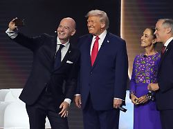 fifa praesident gianni infantino l r macht ein selfie mit us praesident donald trump der mexikanischen praesidentin claudia sheinbaum und dem kanadischen premierminister mark carney