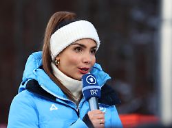 fis skiflug weltmeisterschaft skifliegen skispringen herren oberstdorf wm skiflug arena heini klopfer skiflugschanze lea wagner sport moderatorin ard sportschau mit mikrofon kopf portrait