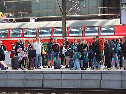 fahrgaeste warten am hamburger hauptbahnhof auf ihren zug das reiseaufkommen ist hoch