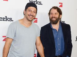 fahri yardim und christian ulmen beim photocall zur prosieben serie zu jerks staffel 3 im zoo palast in berlin