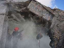 feuerwehrleute arbeiten daran das feuer an der stelle zu loeschen die von einer iranischen rakete getroffen wurde