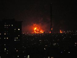 flammen steigen aus einem oellager suedlich der hauptstadt auf als die stadt waehrend der amerikanisch israelischen militaerkampagne getroffen wird 1