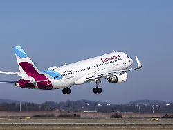 flughafen stuttgart mit flugzeug beim start registrierung d aews eurowings airbus a320 200
