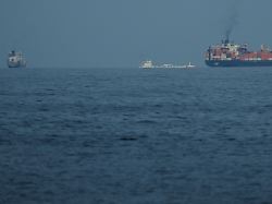 frachtschiffe reihen sich in der strasse von hormus auf gesehen von khor fakkan 2