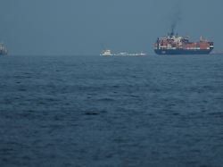 frachtschiffe reihen sich in der strasse von hormus auf gesehen von khor fakkan