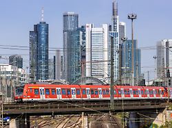 frankfurt deutschland 11 april 2025 zug der s bahn rhein main der deutsche bahn db regio bei der ausfahrt aus dem frankfurter hauptbahnhof in frankfurt deutschland