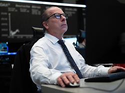 frankfurt am main boerse frankfurt nach dem angriff auf den iran ein aktienhaendler auf dem boersenparkett in frankfurt nach dem angriff auf den iran reagiert die boerse in frankfurt am morgen